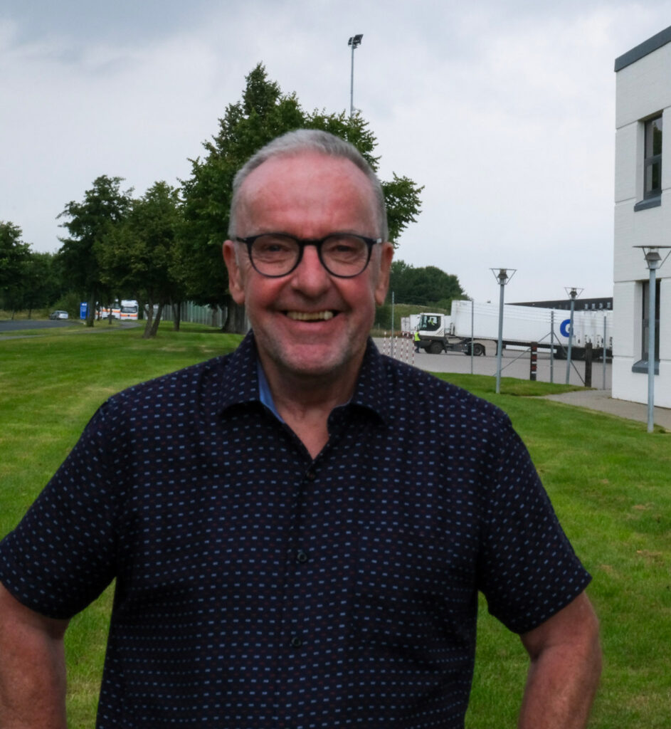 Bjarne står foran sin arbejdsplads