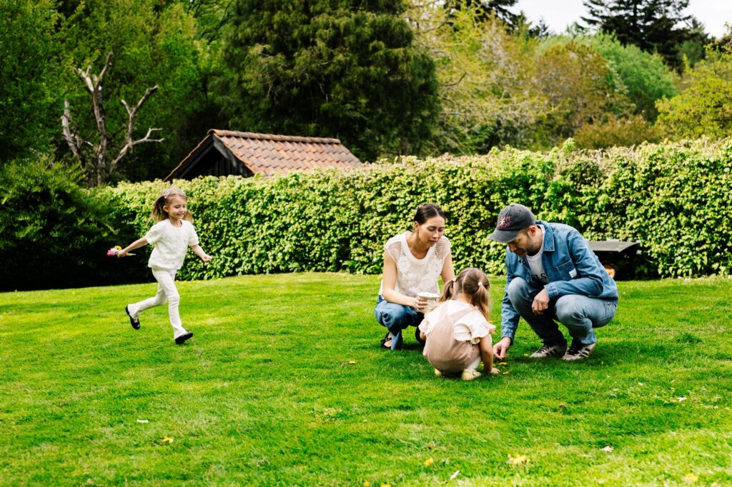 En familie plukker blomster i deres have