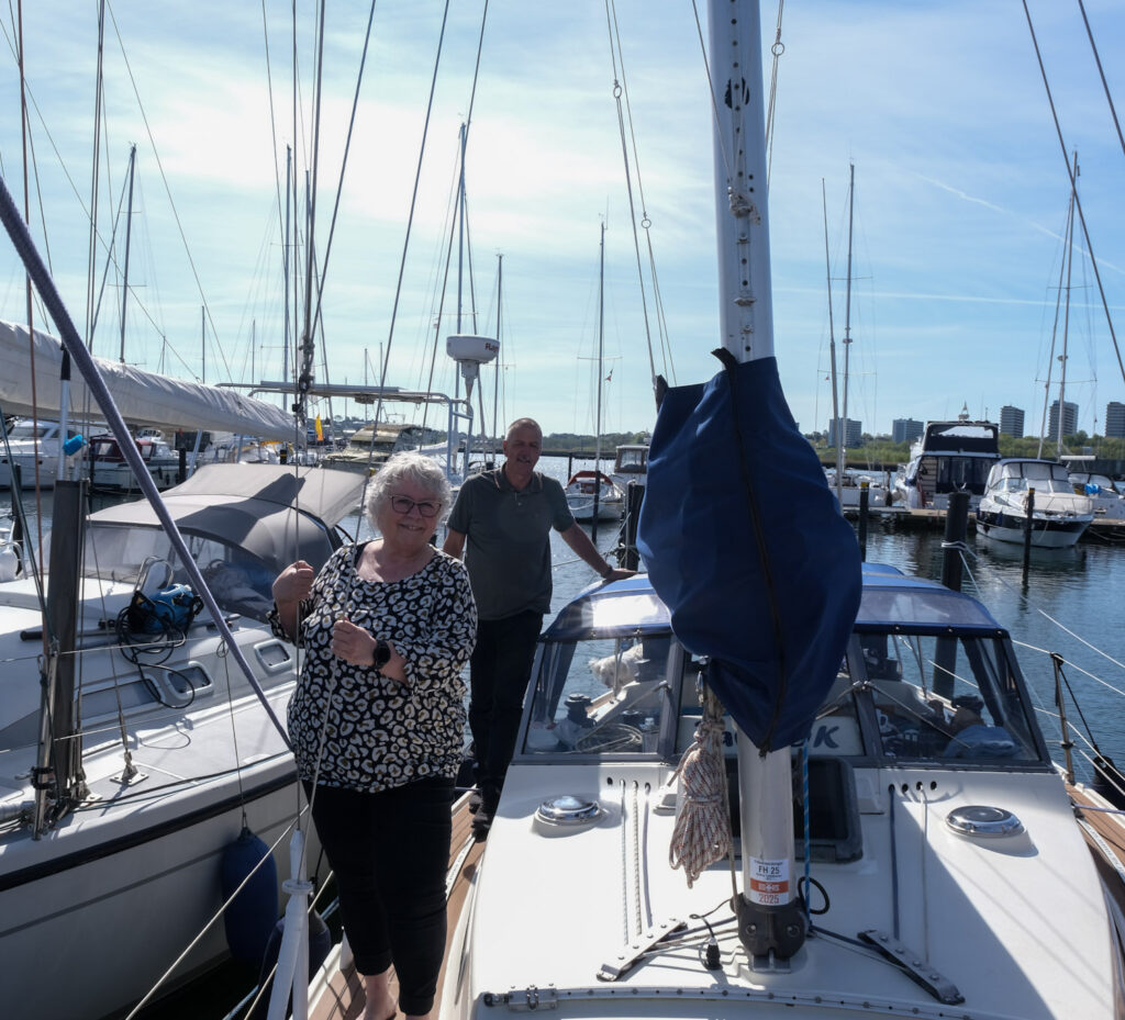 Kirsten og Jens Kristian på deres båd i havnen i Kolding