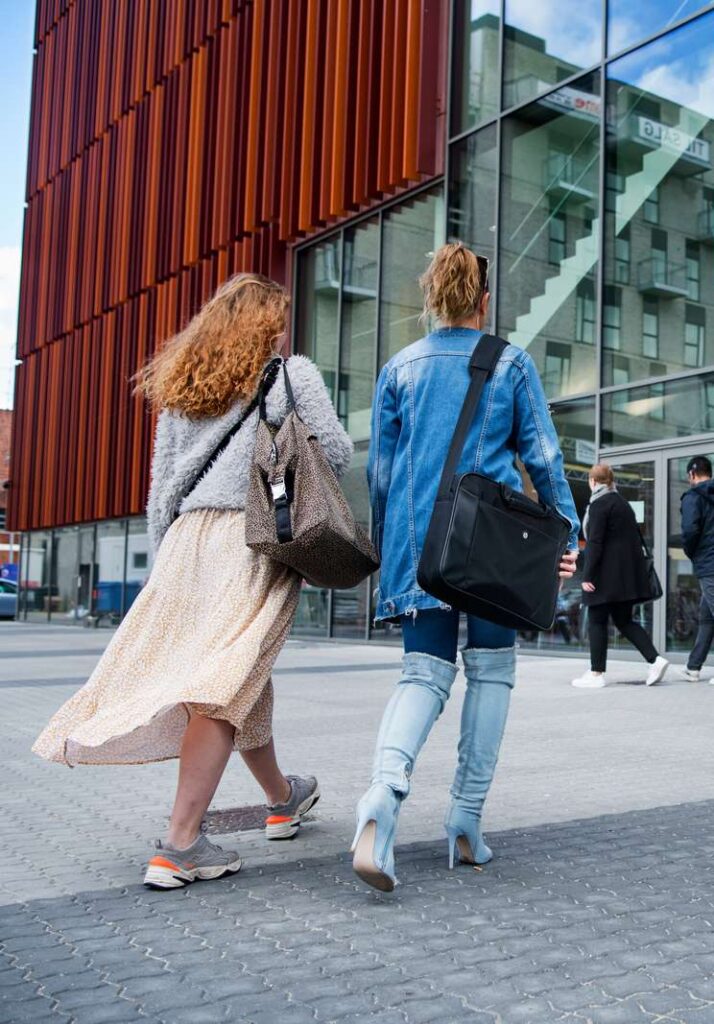 To studerende går hen mod en orange bygning som er IBA