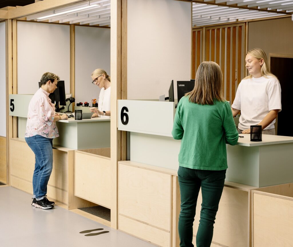 To borgere ekspederes i borgerservice af hver sin medarbejder