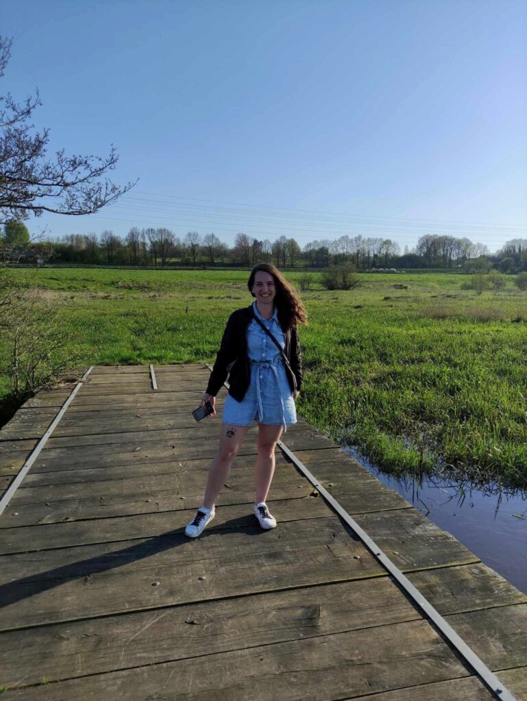 Jessica står på en bro over Kolding Å