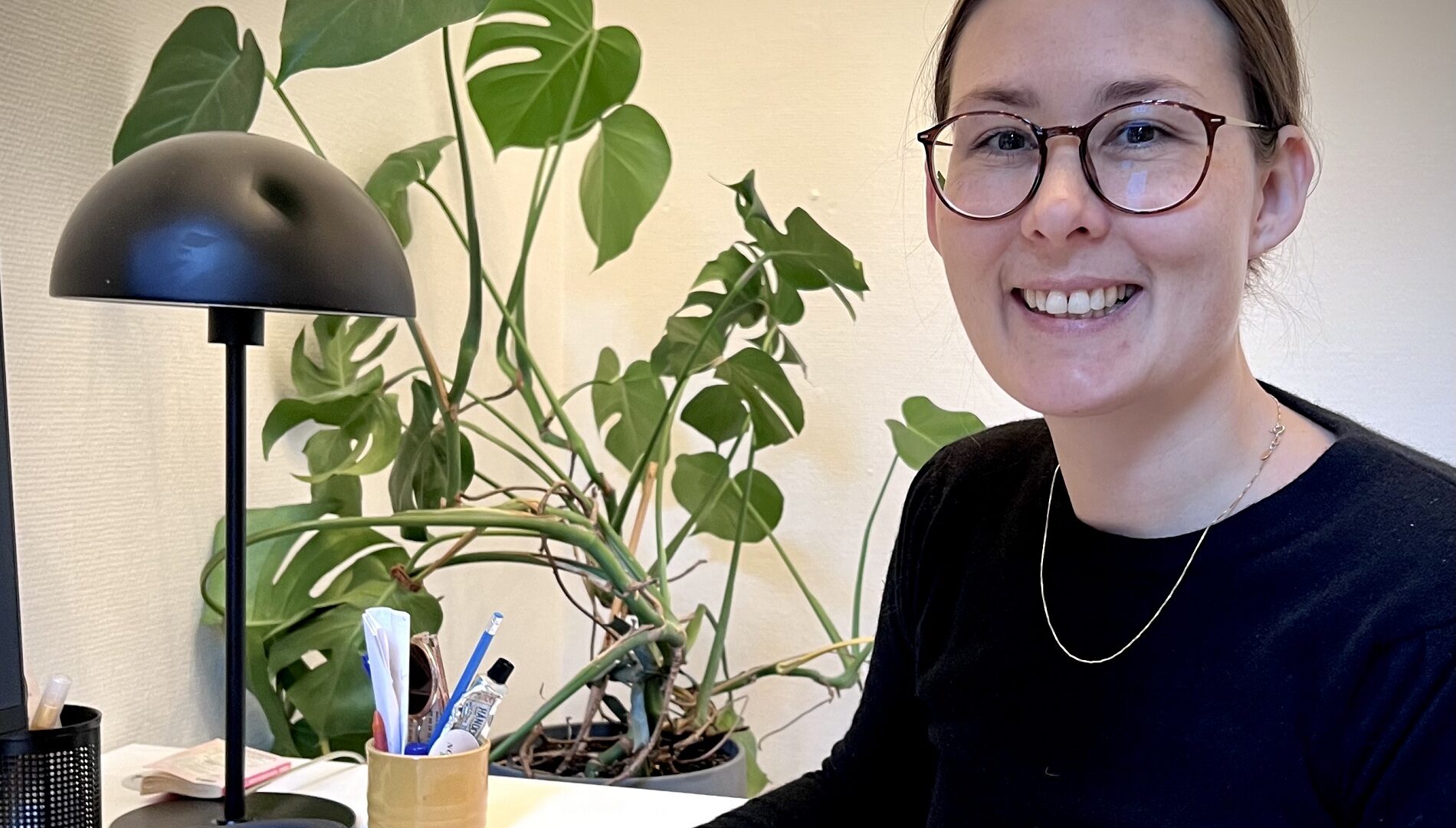 Maja sidder ved sit skrivebord