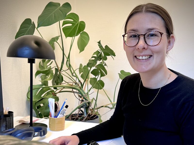 Maja sidder ved sit skrivebord