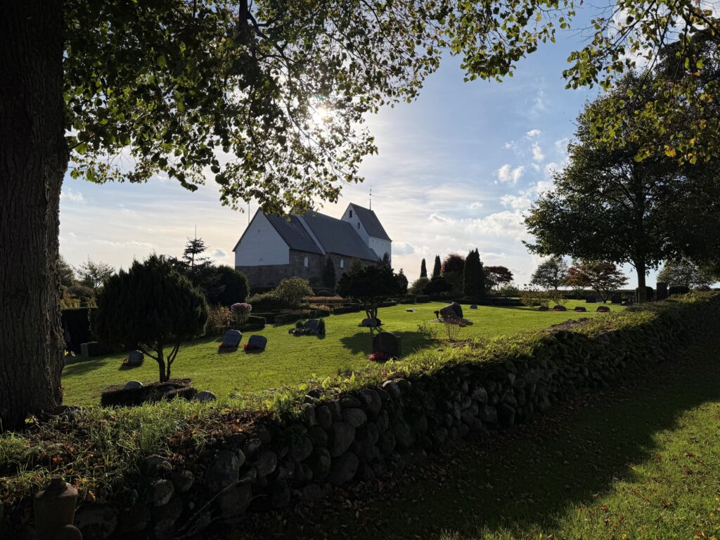 Harte Kirke med kirkegården i forgrunden