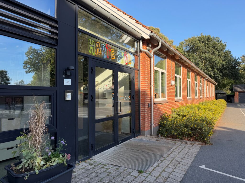 Hovedindgangen på Harte Skole