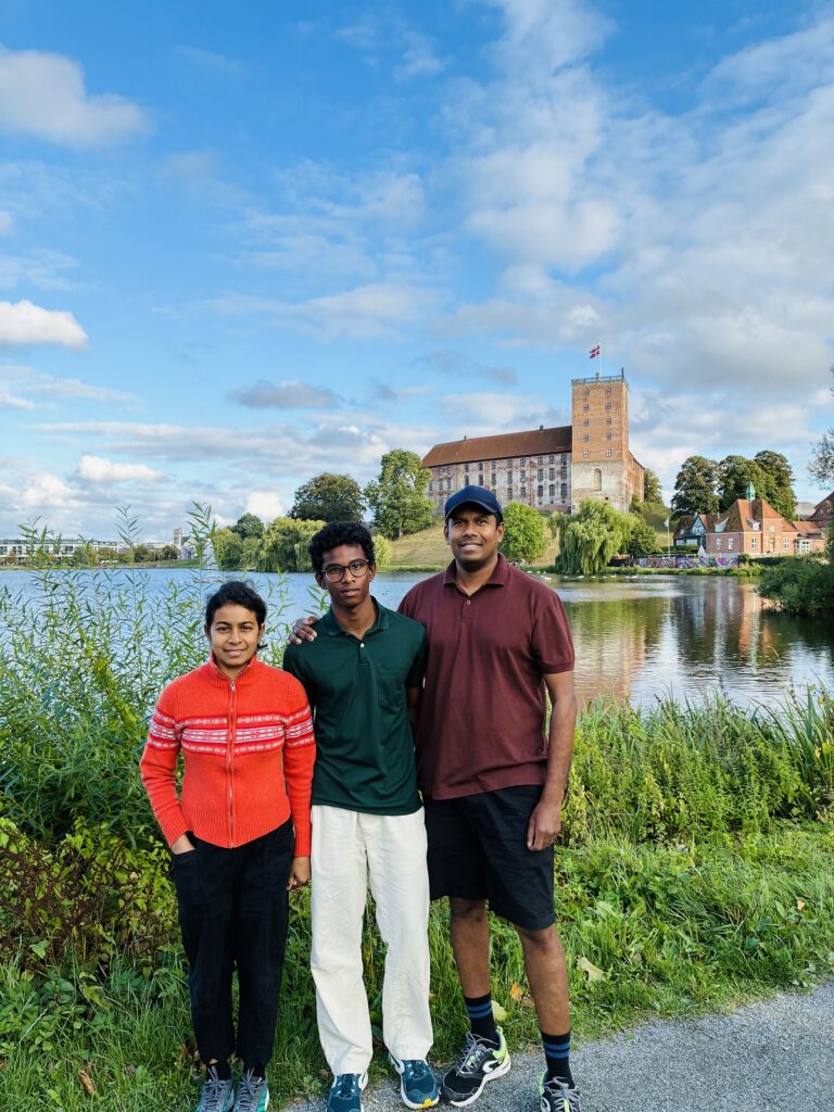 Familie fra Sri Lanka står ved Slotssøen med Koldinghus i baggrunden
