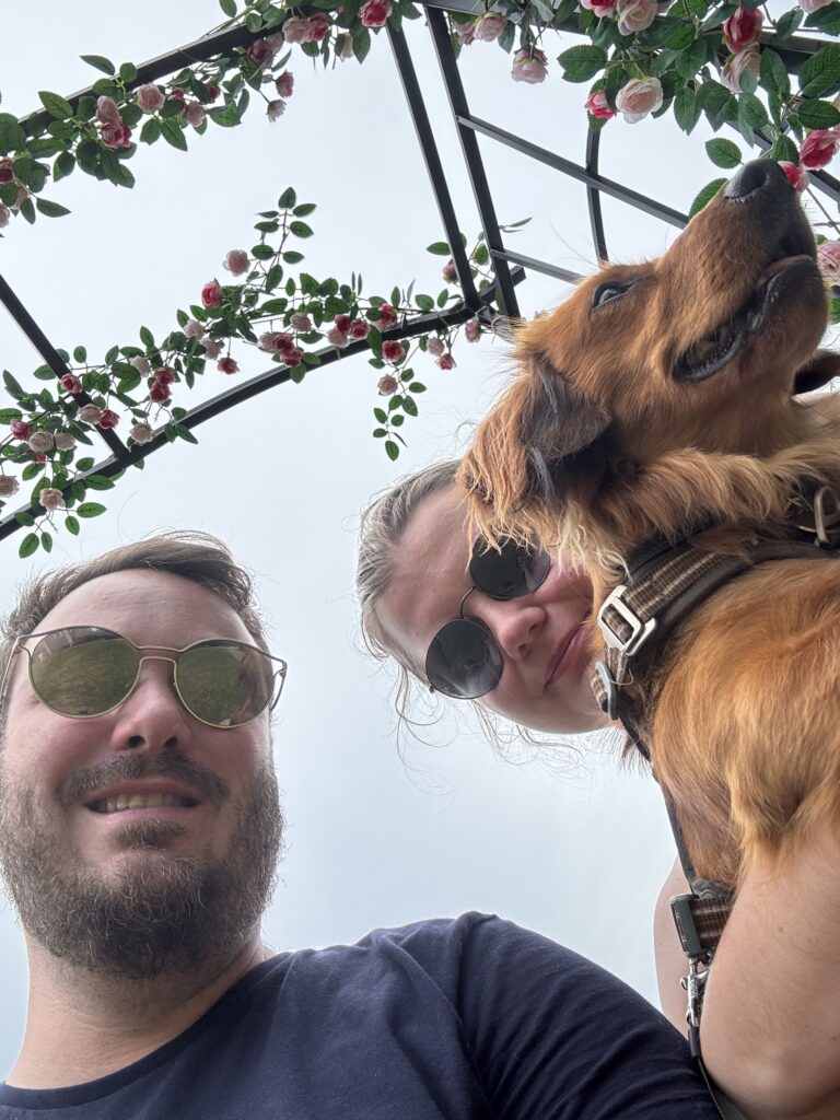 Anders til venstre, bagets Clara og i forgrunden til højre er parrets hund.