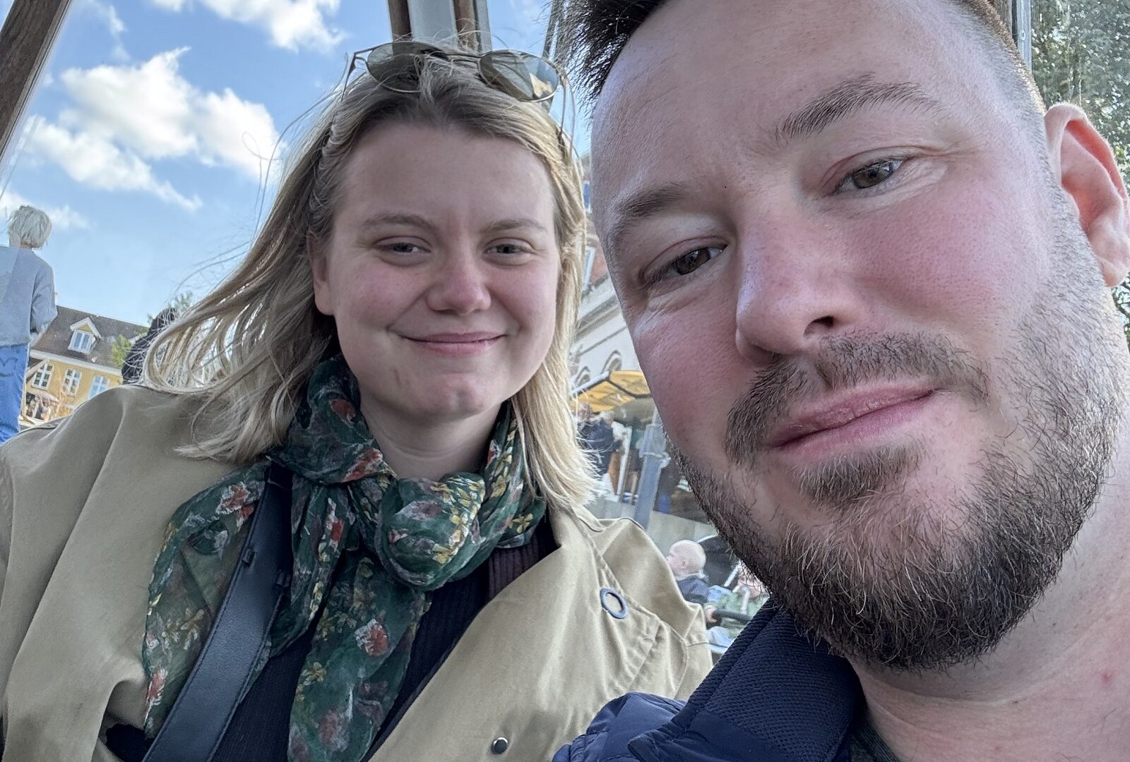 Clara sidder til venstre for Anders i en banecykel
